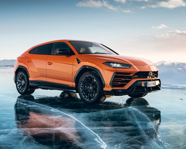 Lamborghini URUS SUV of the Year on Ice 154700 10