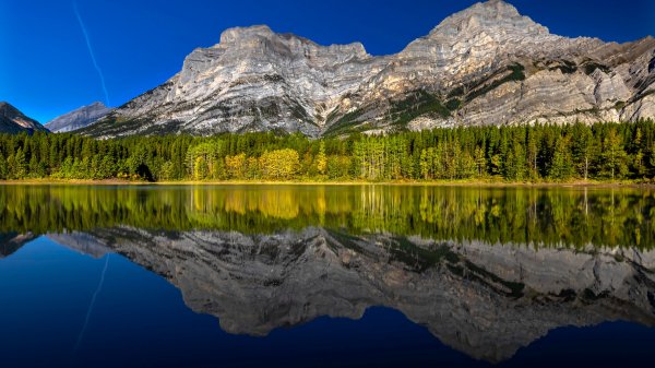 04-01-reflection-in-the-lake