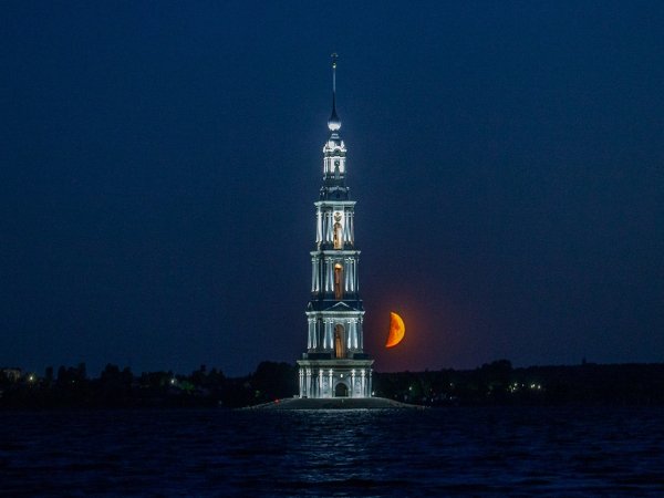 Затопленная колокольня в Калязине и луна