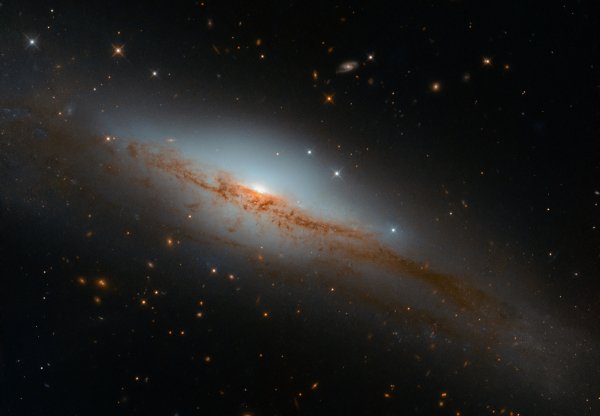 spiralnaia-galaktika-ngc-3749-kosmos-pyl-gaz-veshchestvo