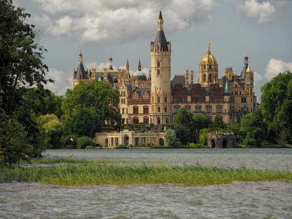 schwerin-castle-lake-schwerin-schwerin-germany-shverinskii-z