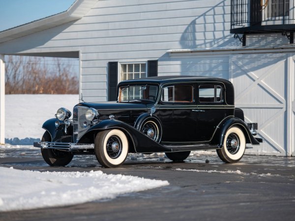CADILLAC V12 TOWN SEDAN (1933г.)