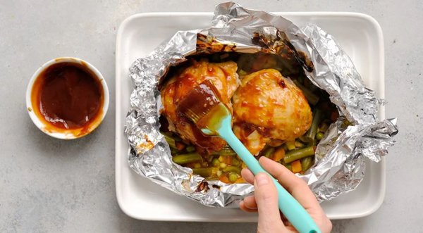 Конверты с курицей барбекю и овощами