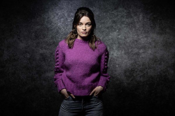 wallpapersden.com emma-mackey 5472x3648