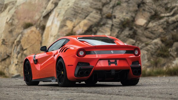 Ferrari-f12tdf-2017-superkar-vid-szadi