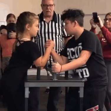 Геркулесовую кашу ест))