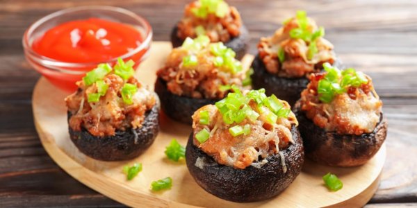 Шампиньоны, фаршированные крабовыми палочками