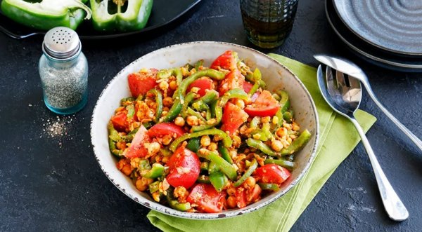 Салат с нутом, помидорами и сладким перцем