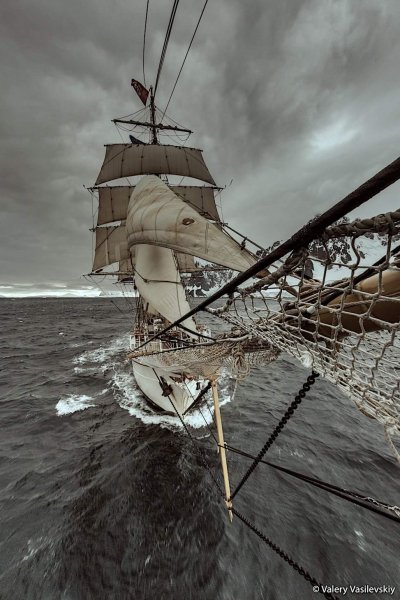 Под парусами