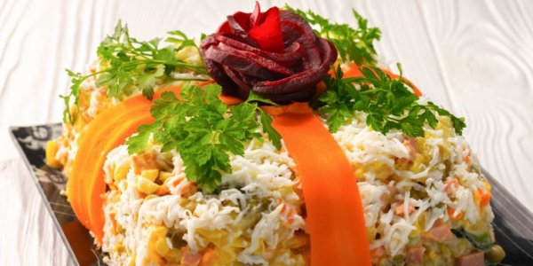 Салат с шампиньонами Новогодний подарок