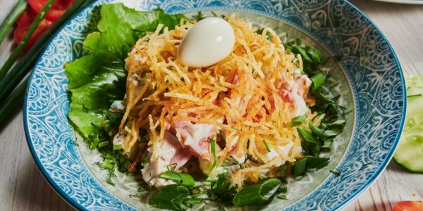 Салат "Блондинка" с жареной картошкой и ветчиной