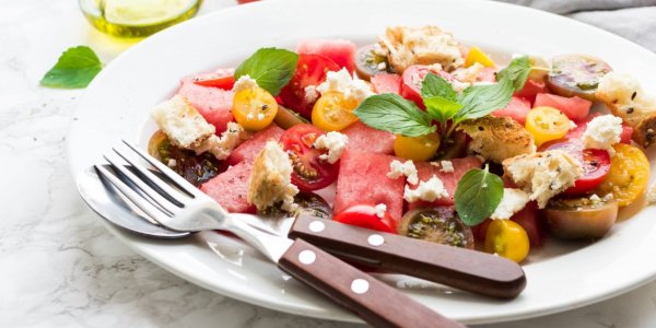 Салат Капрезе с арбузом