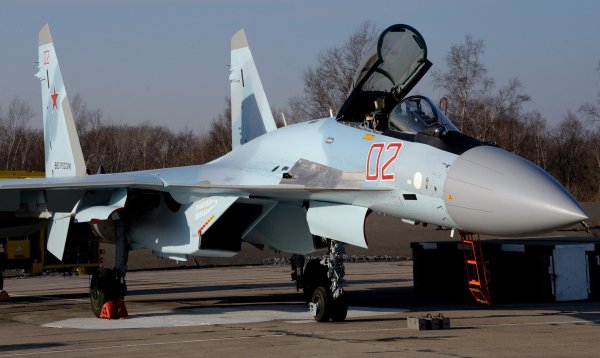 su-35-rossiiskii-sverkhmanevrennyi-istrebitel-aerodrom