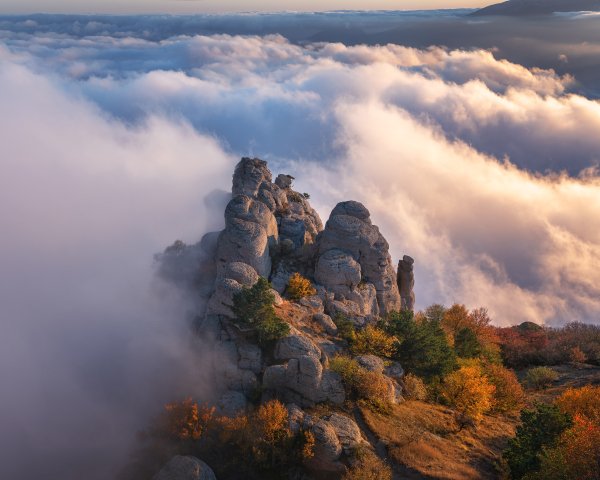 Igor-abroskin-gornyi-massiv-za-oblakami-peizazh