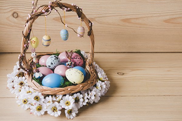 Easter Eggs Wicker basket 562944 600x400