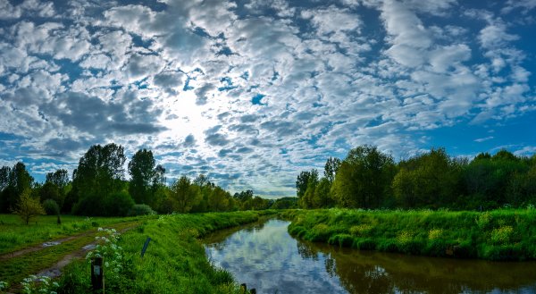 Nebo-oblaka-reka-derevia-priroda