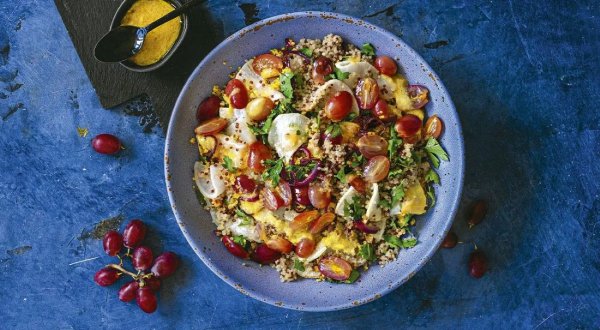 Жареная чёрная редька с виноградом и киноа