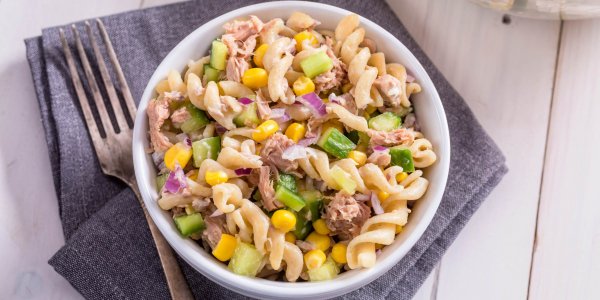 Салат с макаронами и консервированным тунцом