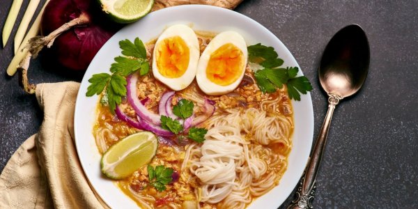 Мохинга - бирманская уха из белой рыбы с рисовой лапшой