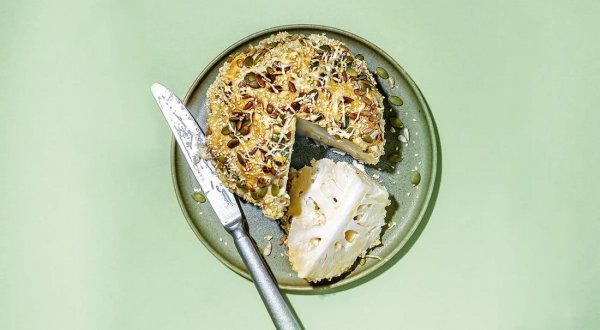 Запечённая цветная капуста с хумусом и сыром