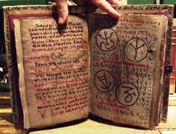 4 cамые таинственные книги