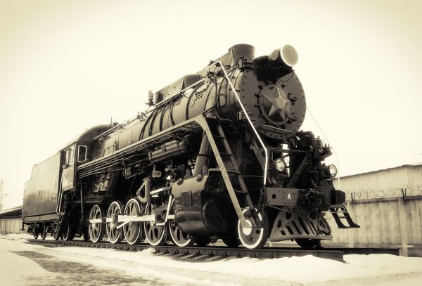 Parovoz-lokomotiv-pamyatnik