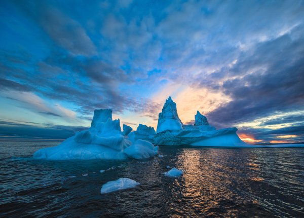 Grenlandiia-aisberg-led-liod-ldiny-goluboi-vodoem-nebo-oblak