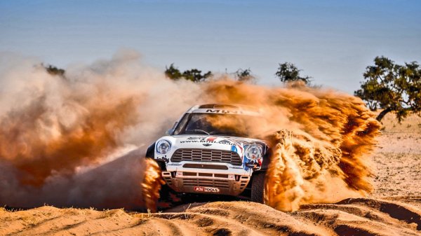 gonka-mini-sport-skorost-ralli-mini-cooper-pyl-rally-pesok-1