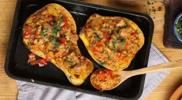 Тыква, запечённая с курицей и рисом