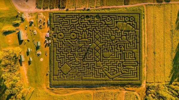 PoconosMaze ROW3046652582 UHD