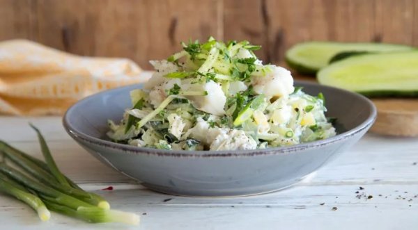 Салат с огурцами, картофелем и треской