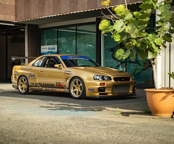 Nissan-skyline-gtr-gold