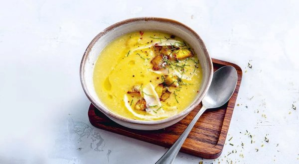 Сырный суп с картофелем и жареным чесноком