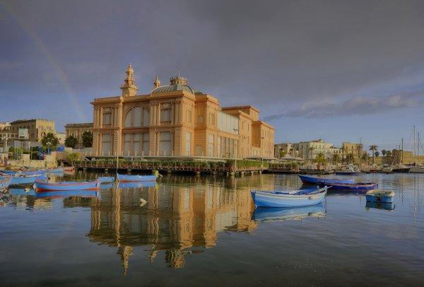 bari-italiia-teatr-margarita-lodka-more