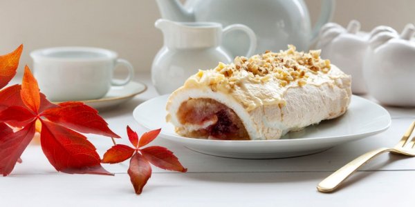 Меренговый рулет с начинкой из печёных яблок
