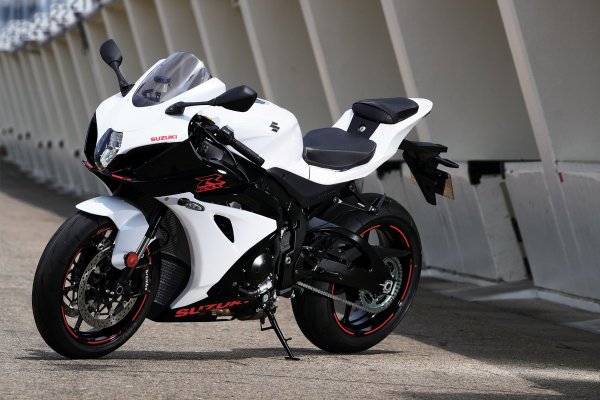 suzuki-gsx-r1000-black-white