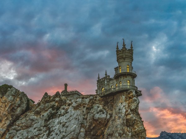 Ласточкино гнездо на закате дня