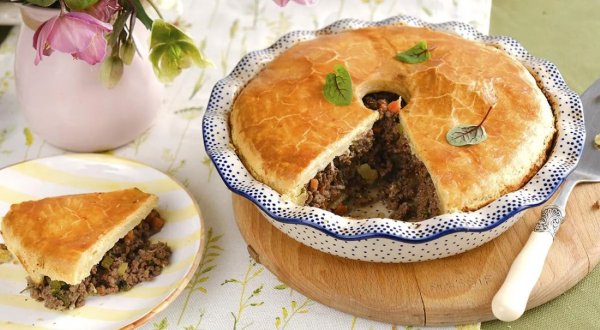 Мясная запеканка с картофелем под "крышкой" из теста