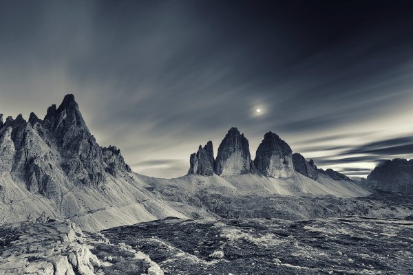 Skaly-gory-luna-nebo