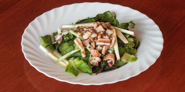 Тёплый салат с кальмарами и яблоками