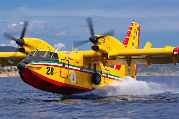 vzlet-bombardier-415-pozharnyi-samolet-samolet-amfibiia-cana