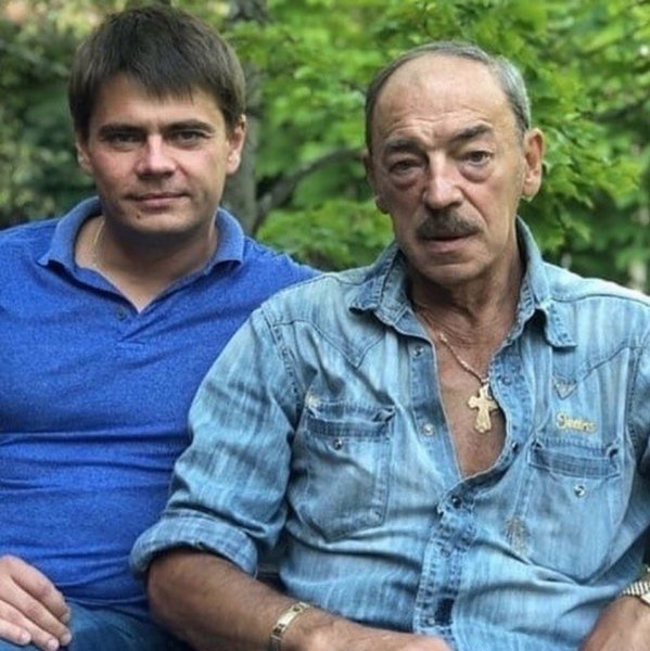 без шляпы