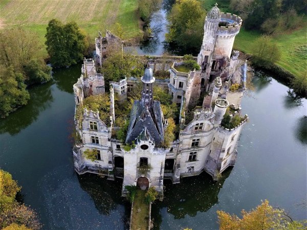 Заброшенный замок мот-шанденье франция (3)