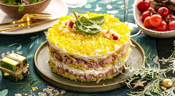 Салат Мимоза с яблоком и рыбой горячего копчения