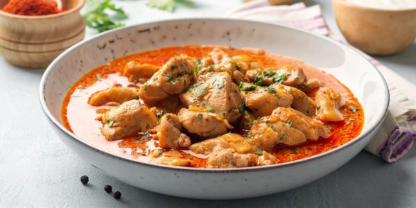 Простой гуляш из курицы в томатно-чесночном соусе