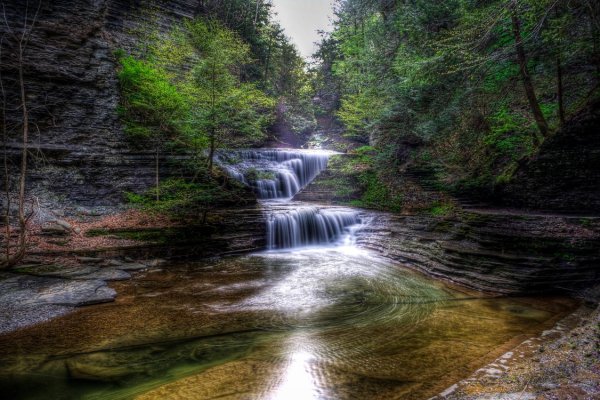 vodopad-skaly-derevya-priroda