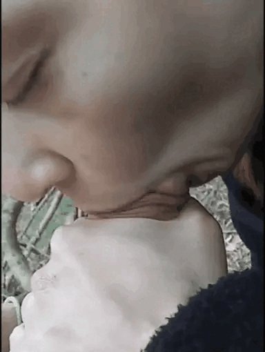 Плотный захват головки губами...
