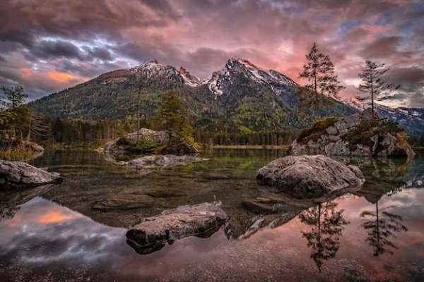 Scenic-view-lake-against-sky-sunset 1048944-18265146