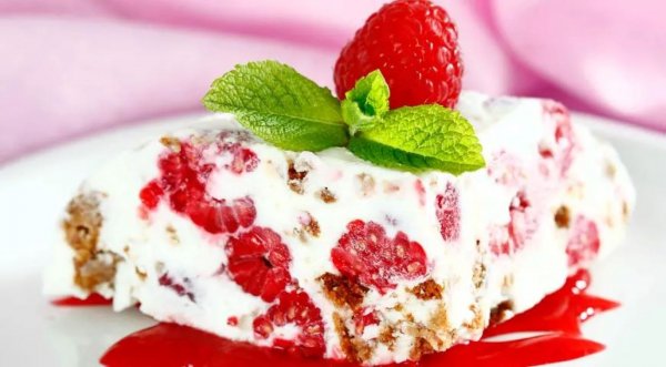 Мороженое из рикотты с малиной и миндальным печеньем