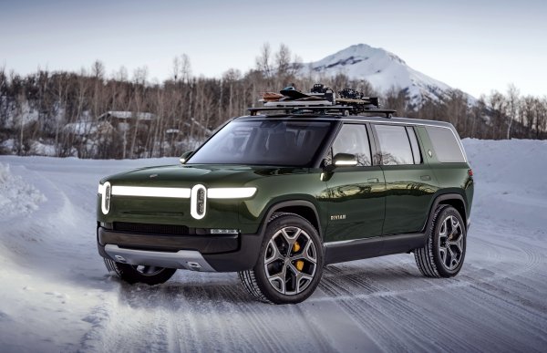Rivian-r1s-2019-suv-zima-doroga-sneg